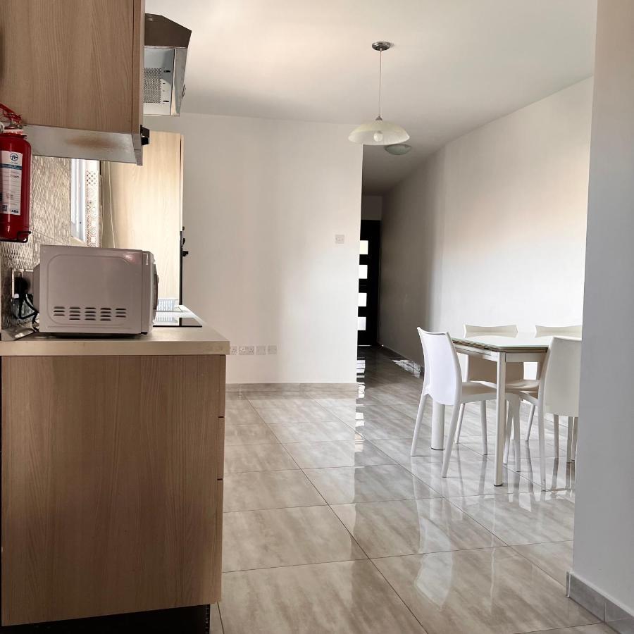 F4 Room 2, Private Room Two Single Beds Shared Bathroom Msida Exterior photo