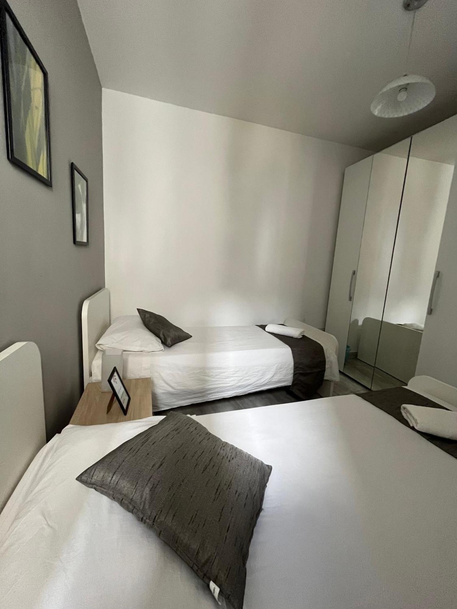 F4 Room 2, Private Room Two Single Beds Shared Bathroom Msida Exterior photo